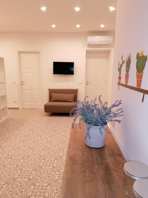 a living room with a couch and a table at La Casa di Pitti in Anacapri