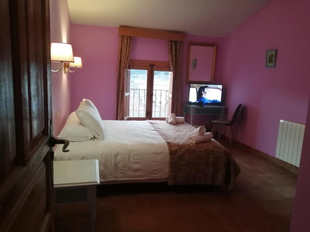 Postel nebo postele na pokoji v ubytování Hotel Río Escabas, Serranía de Cuenca