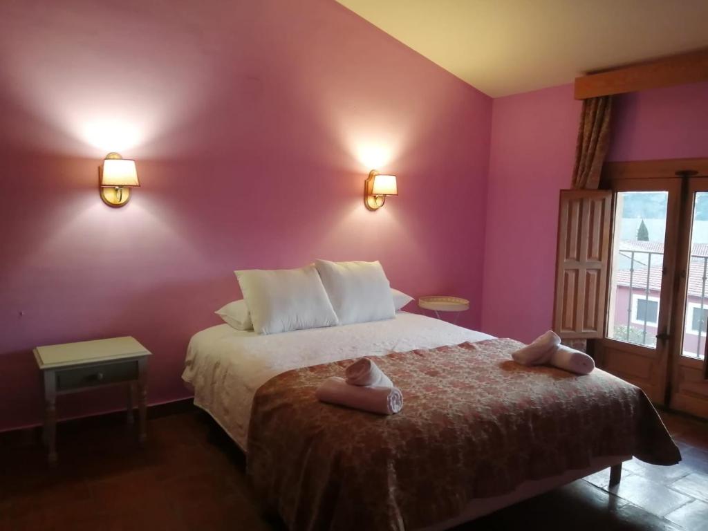 Postel nebo postele na pokoji v ubytování Hotel Río Escabas, Serranía de Cuenca