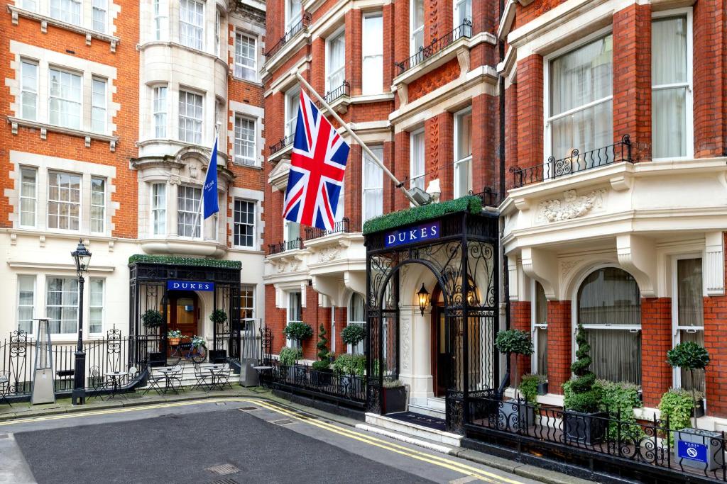 un edificio con una bandera británica colgando de él en Dukes London, en Londres