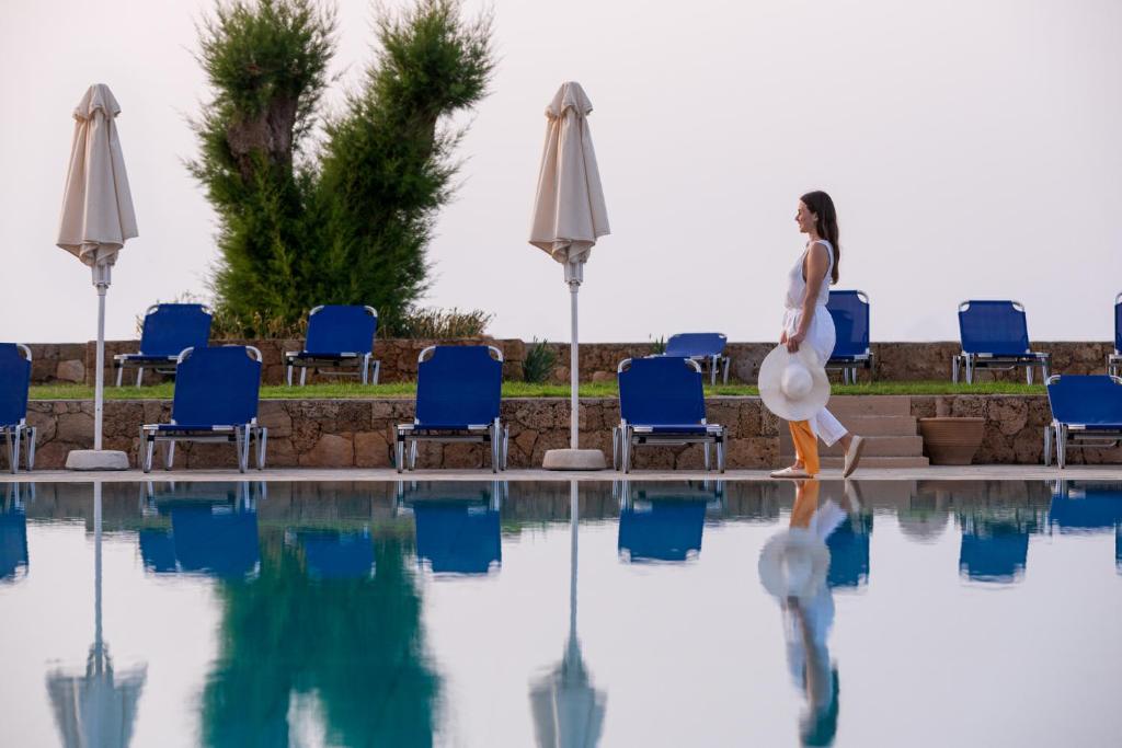 Bazén v ubytování Kernos Beach Hotel & Bungalows nebo v jeho okolí