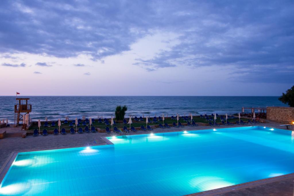 Bazén v ubytování Kernos Beach Hotel & Bungalows nebo v jeho okolí