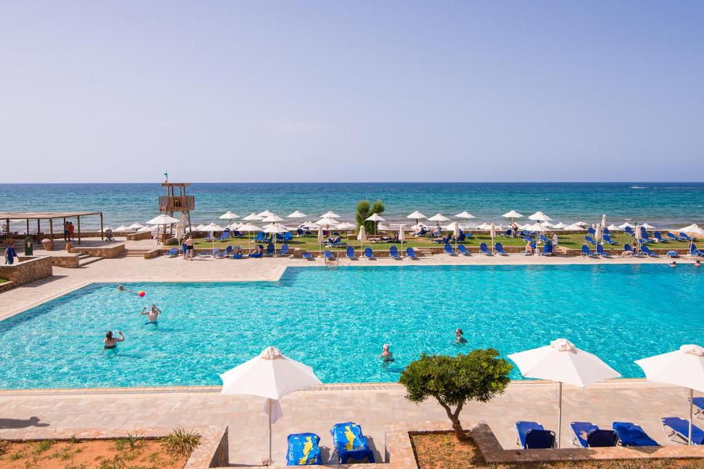 Bazén v ubytování Kernos Beach Hotel & Bungalows nebo v jeho okolí