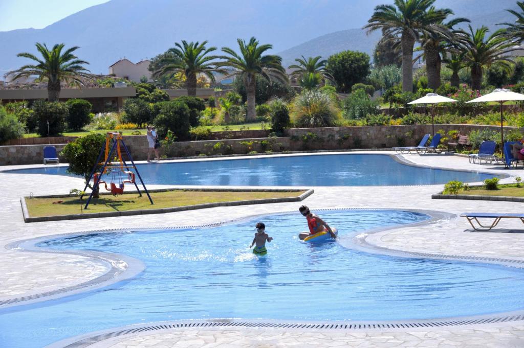 Bazén v ubytování Kernos Beach Hotel & Bungalows nebo v jeho okolí