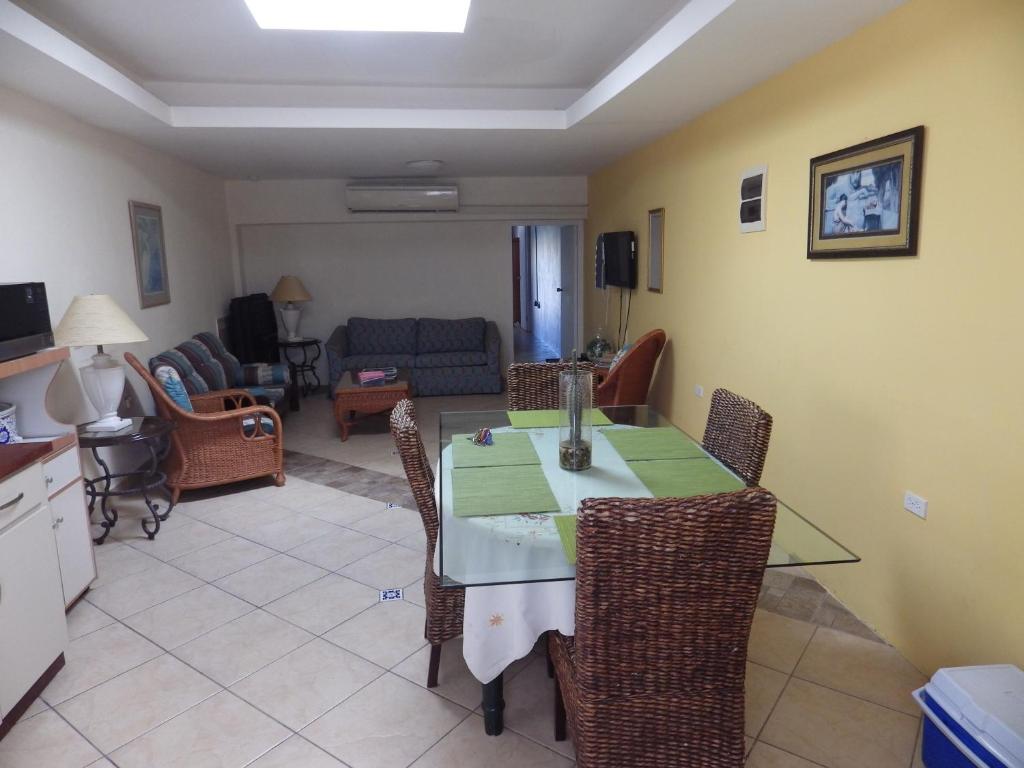 Uma TV ou centro de entretenimento em Aruba Cunucu Residence