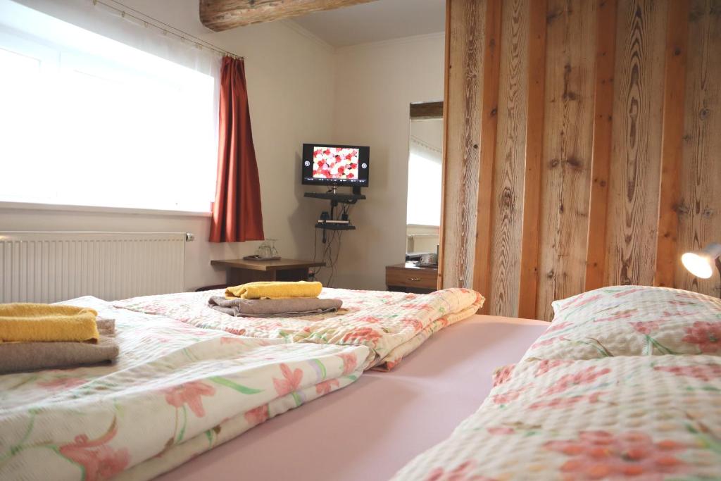 1 dormitorio con 2 camas y TV en la ventana en Hotel 66 en Fryšták