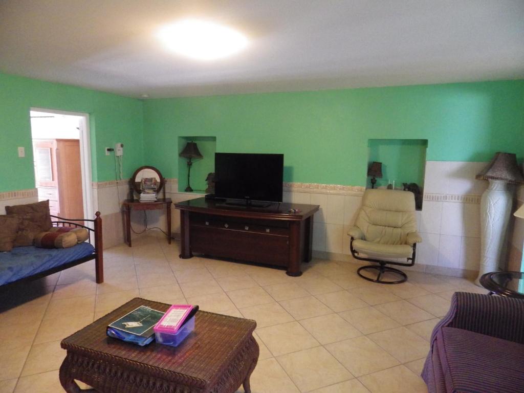 Uma TV ou centro de entretenimento em Aruba Cunucu Residence