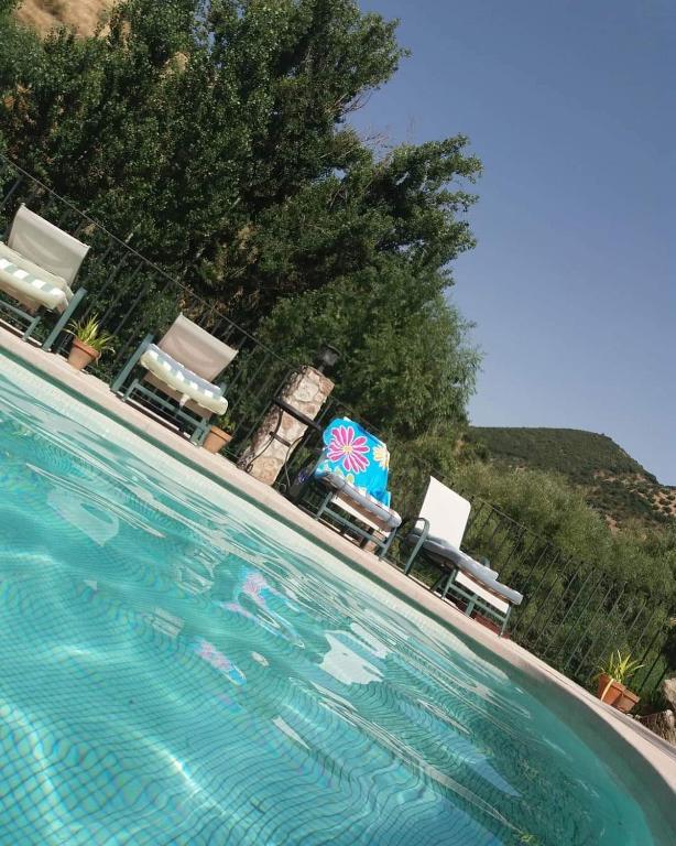 Bazén v ubytování Casa Rural Cortijo Pesquera nebo v jeho okolí