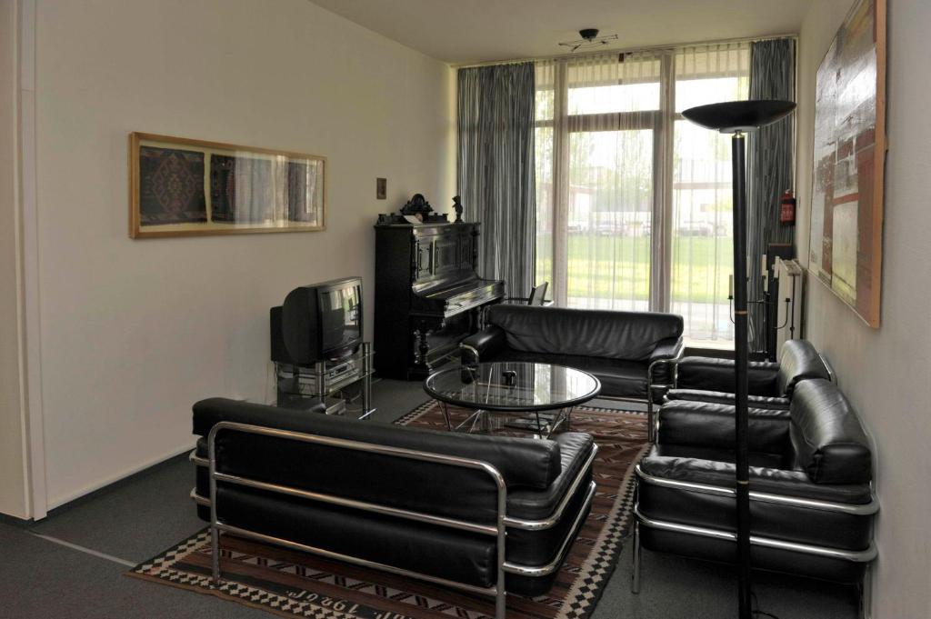 TV a/nebo společenská místnost v ubytování Berlin ART Hotel