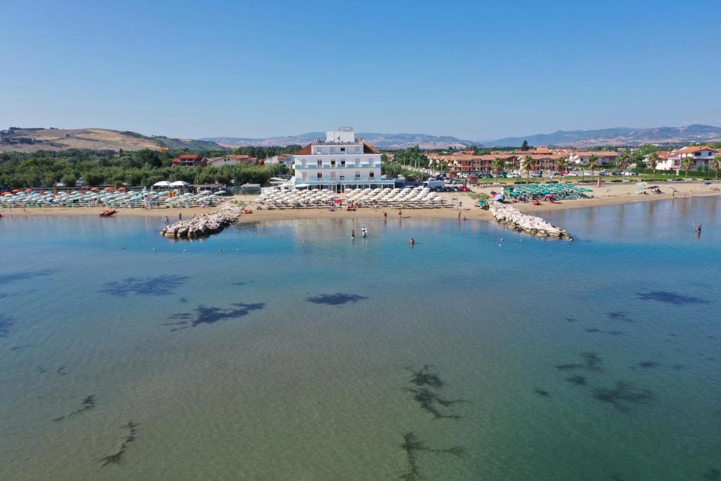 eine Luftansicht auf einen Strand mit einem Resort in der Unterkunft Hotel Strand in Marina di Montenero