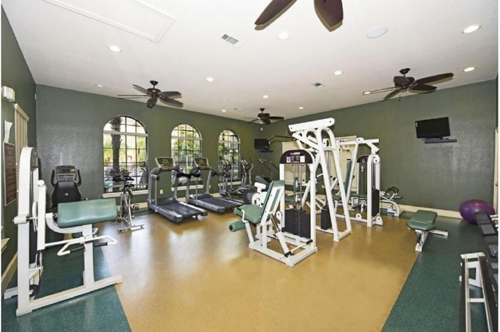 un gimnasio con varias cintas de correr y máquinas de correr en Two-Bedroom Townhome Kissimmee, en Orlando