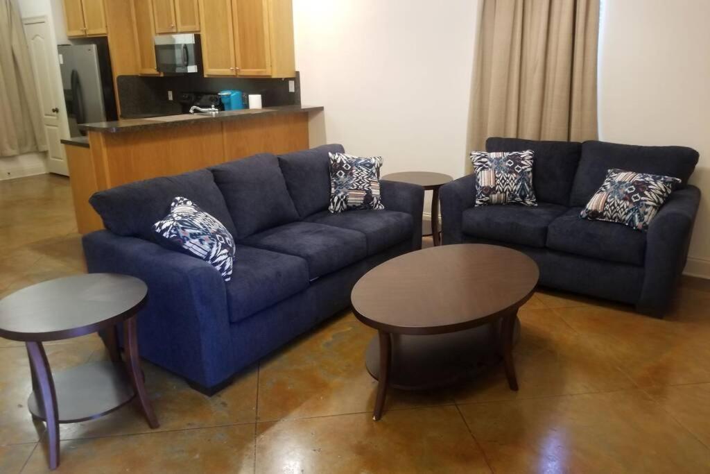 ein Wohnzimmer mit einem blauen Sofa und einem Tisch in der Unterkunft Villa 3 in Hammond