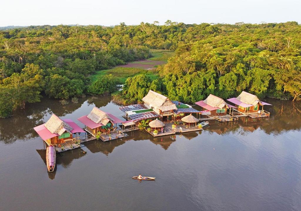 una vista aérea de un complejo sobre el agua en Amazon Oasis Floating Lodge, en Iquitos