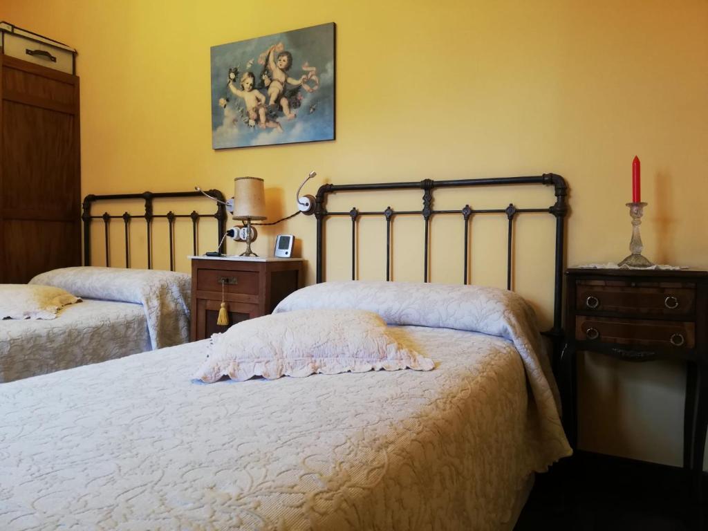 A bed or beds in a room at Posada de Pedreña