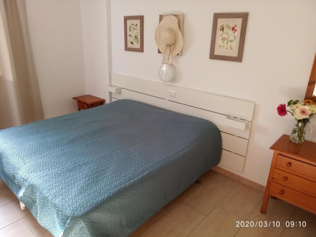 A bed or beds in a room at Torres del Sol Sea View Apartment