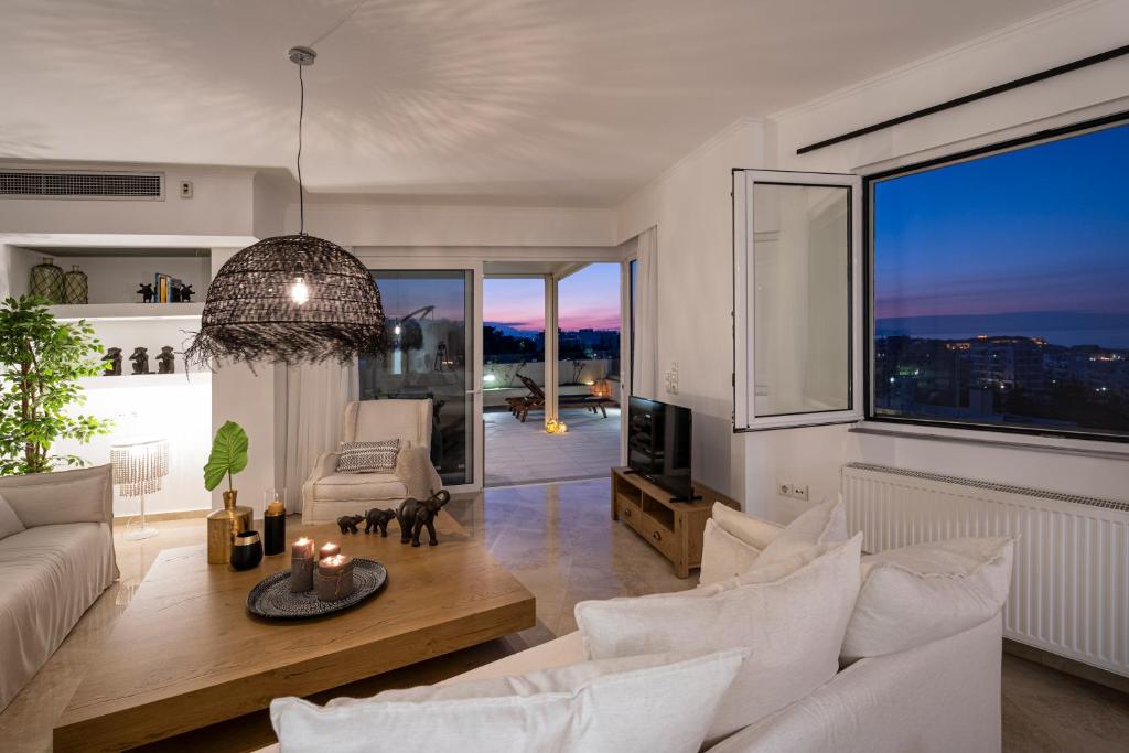 Posedenie v ubytovaní Helen Luxury Holiday House with Sea View