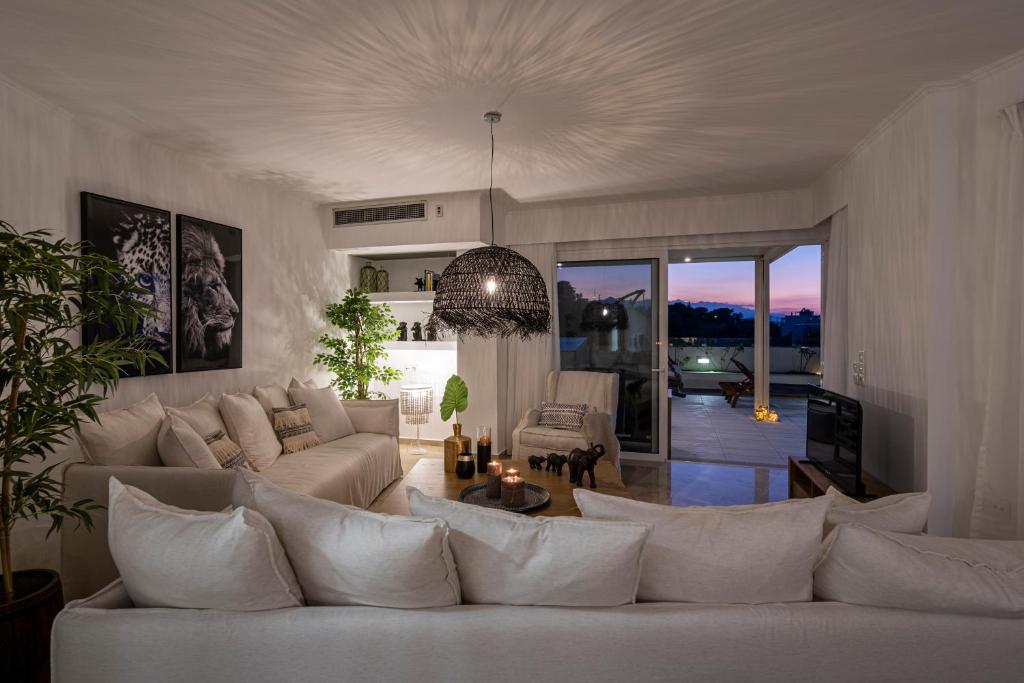 Posedenie v ubytovaní Helen Luxury Holiday House with Sea View
