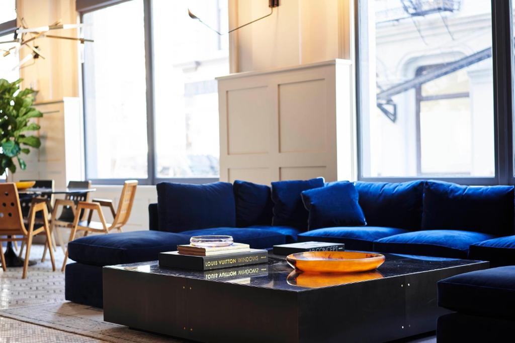 Uma área de estar em Walker Hotel Tribeca