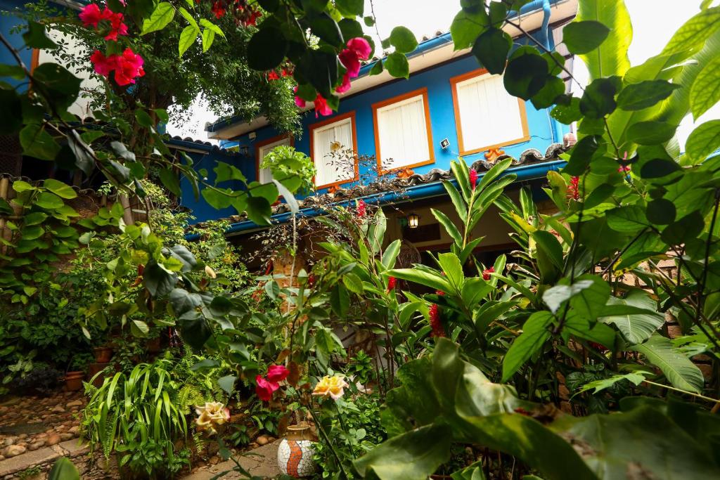 a house with flowers in front of it at Hospedaria Tayrona in Lençóis