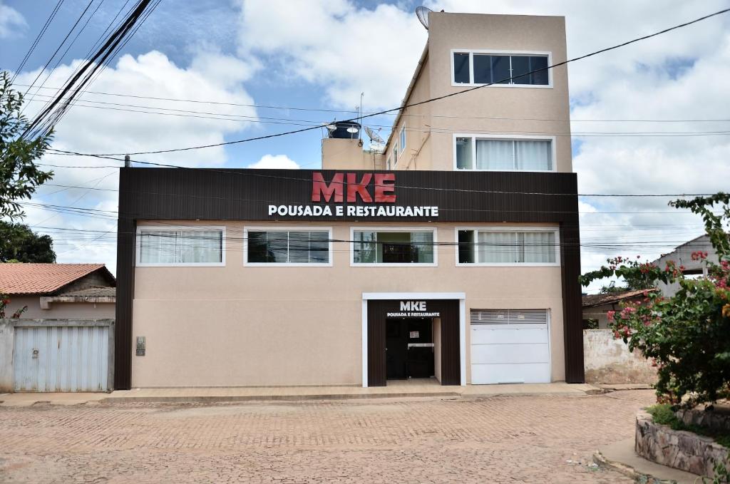 un grande edificio con un segnale di microfono sopra di Pousada e Restaurante MKE a João Pessoa