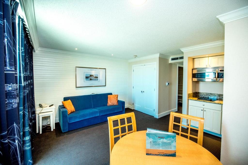 Kuchyň nebo kuchyňský kout v ubytování Port Royal Oceanfront Hotel