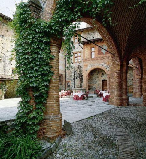 Fotografie z fotogalerie ubytování Castello Di Pavone v destinaci Pavone Canavese