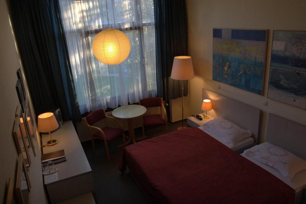 Postel nebo postele na pokoji v ubytování Berlin ART Hotel