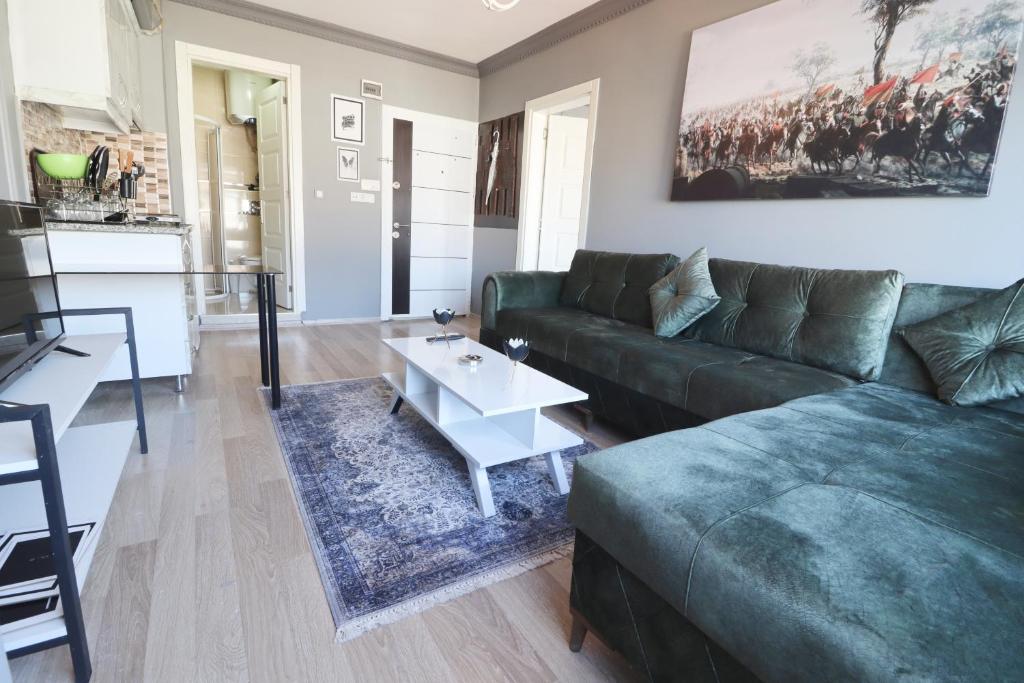 een woonkamer met een groene bank en een tafel bij Karaköy VAV Suites in Istanbul