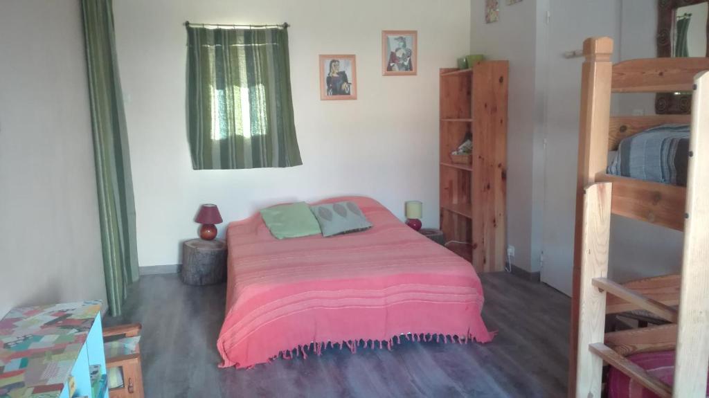 Postel nebo postele na pokoji v ubytování GITE Le CERISIER VIA RHONA DOLCE VIA
