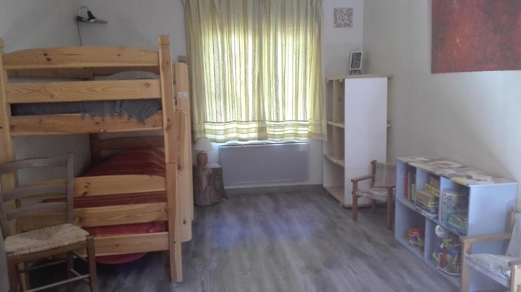 Postel nebo postele na pokoji v ubytování GITE Le CERISIER VIA RHONA DOLCE VIA