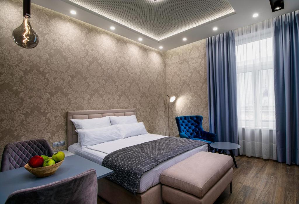 ein Schlafzimmer mit einem Bett und einem Tisch mit einer Schale Obst in der Unterkunft Beys Palace apartments Sarajevo in Sarajevo