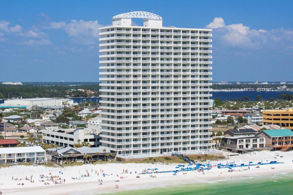 een groot gebouw op het strand met mensen op het strand bij Seychelles Beach Resort III in Panama City Beach