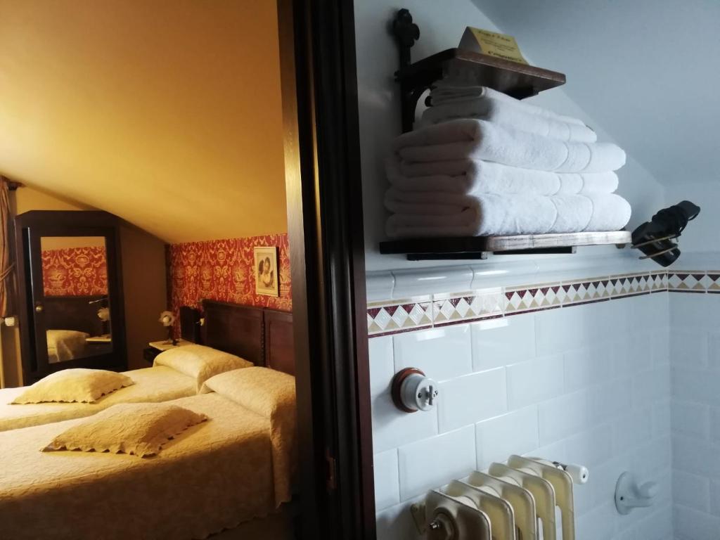 A bed or beds in a room at Posada de Pedreña