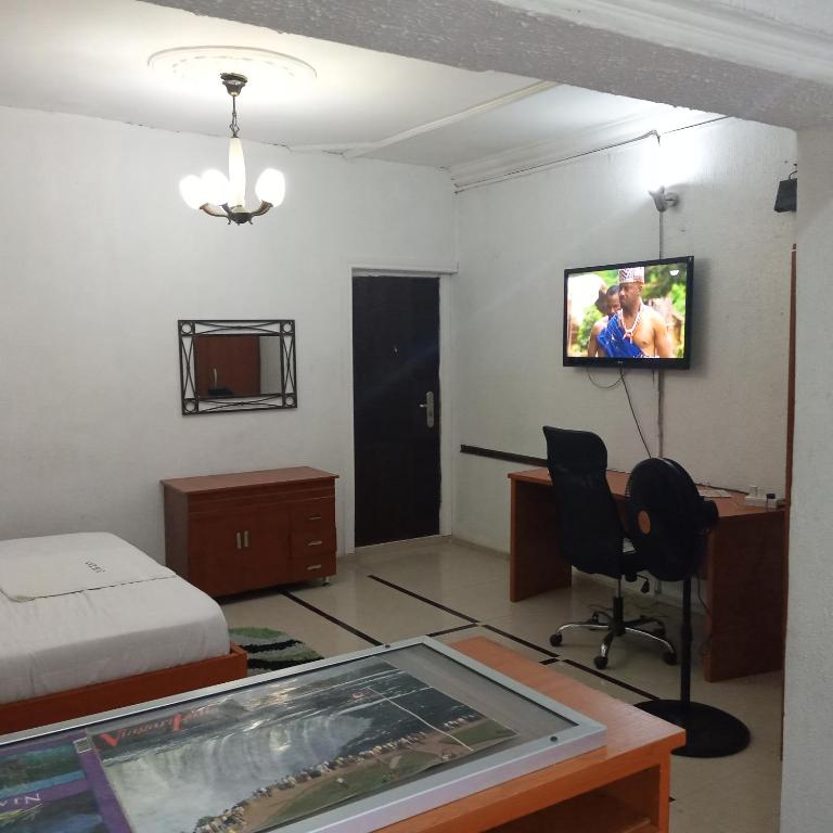 TV a/nebo společenská místnost v ubytování JCB Hotel