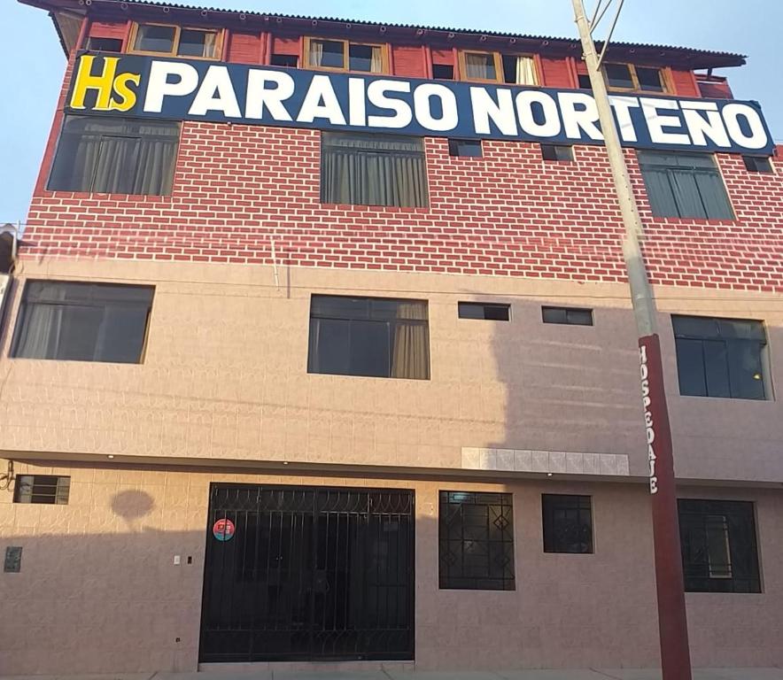 ein Gebäude mit einem Schild an der Seite in der Unterkunft Hospedaje Paraiso Norteño in Los Órganos