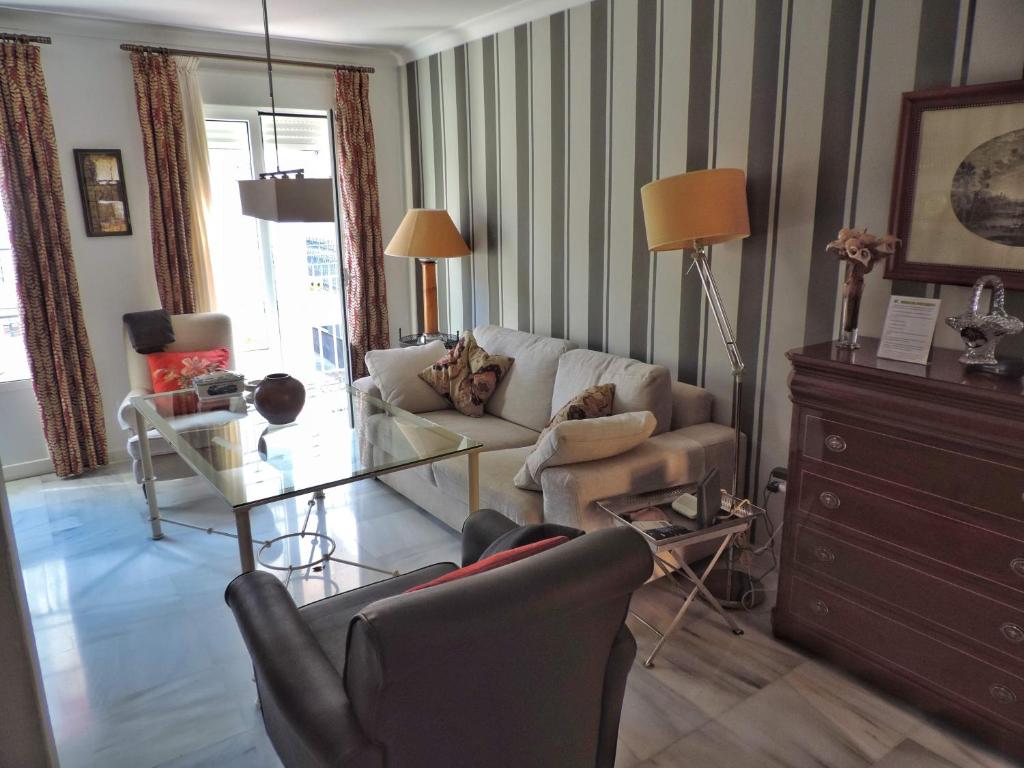 sala de estar con sofá y mesa en Duplex, terraza, 10 min coche centro Sevilla, en Camas