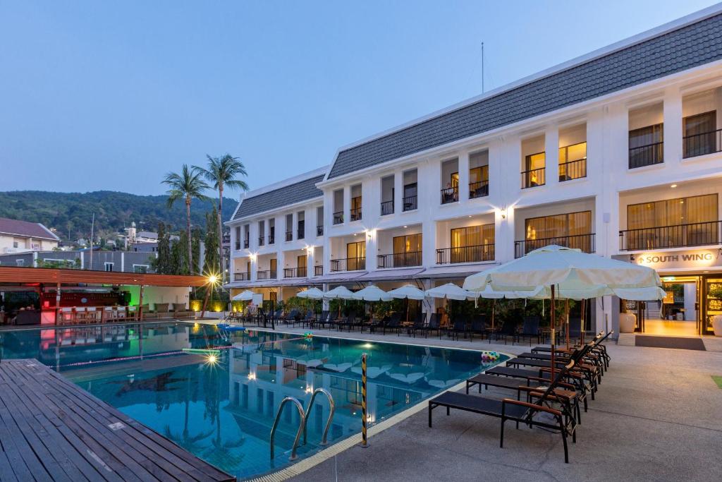 Bazén v ubytování Sawaddi Patong Resort & Spa by Tolani - SHA Extra Plus nebo v jeho okolí