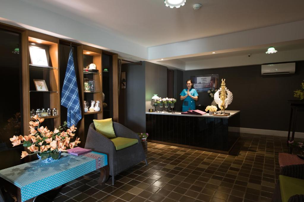 Členové personálu v ubytování Sawaddi Patong Resort & Spa by Tolani - SHA Extra Plus