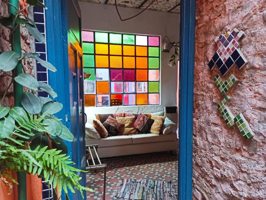 um quarto com um sofá e uma janela colorida em BELLA CASA 110m2 - CENTRO - PATIO - PARRILLA em Rosário