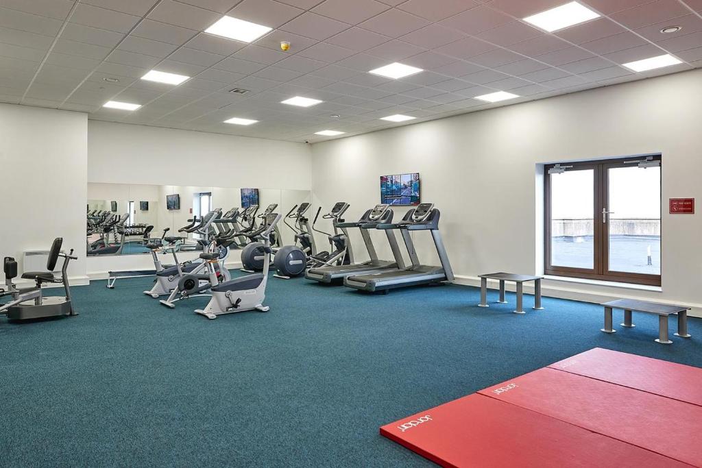 2 King bed luxury Broadway Apartment with Gym and Parking