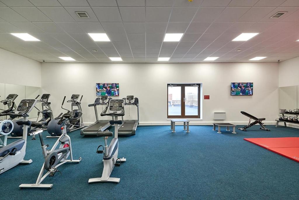 2 King bed luxury Broadway Apartment with Gym and Parking