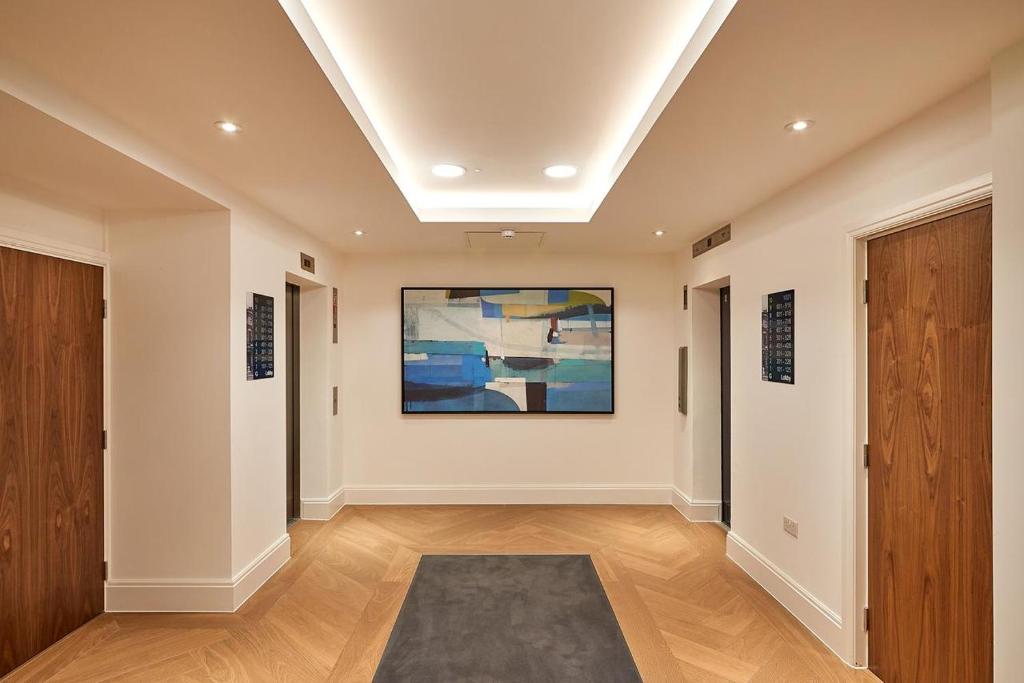 2 King bed luxury Broadway Apartment with Gym and Parking