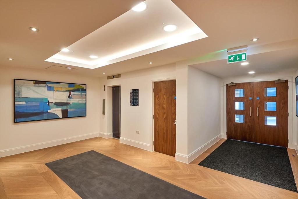 2 King bed luxury Broadway Apartment with Gym and Parking