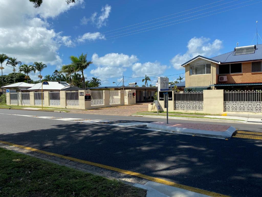 El barrio en el que está el motel o un barrio cercano