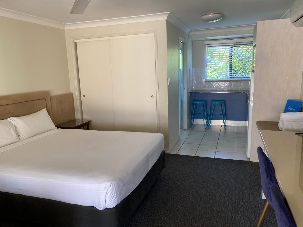 Una cama o camas en una habitación de Hervey Bay Motel