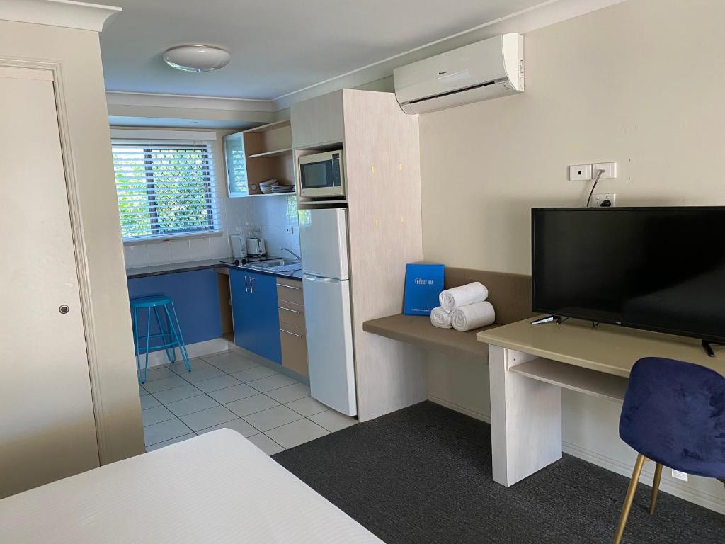Una cocina o cocineta en Hervey Bay Motel