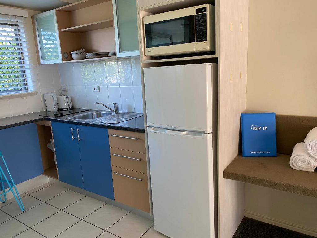 Una cocina o cocineta en Hervey Bay Motel