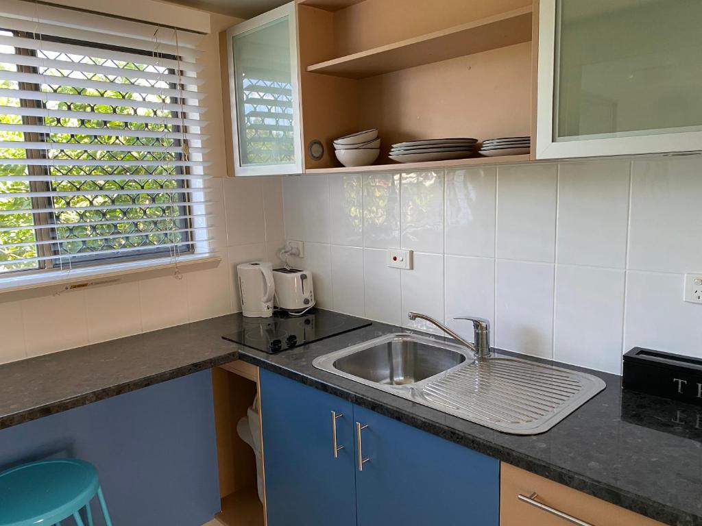 Una cocina o cocineta en Hervey Bay Motel