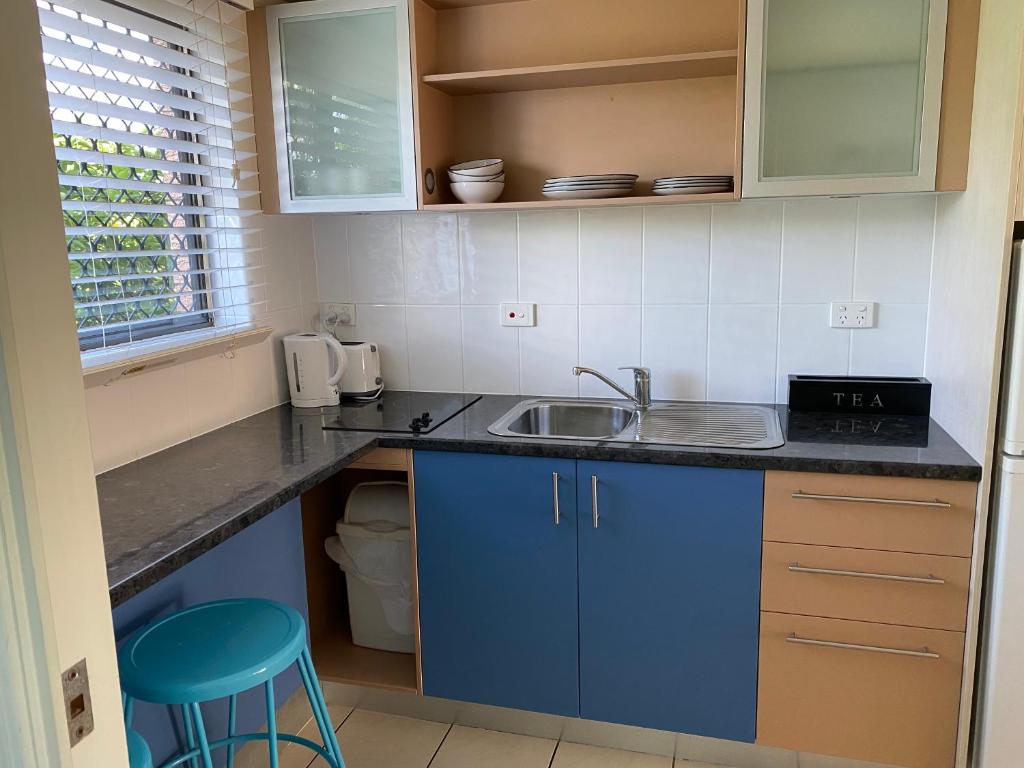 Una cocina o cocineta en Hervey Bay Motel