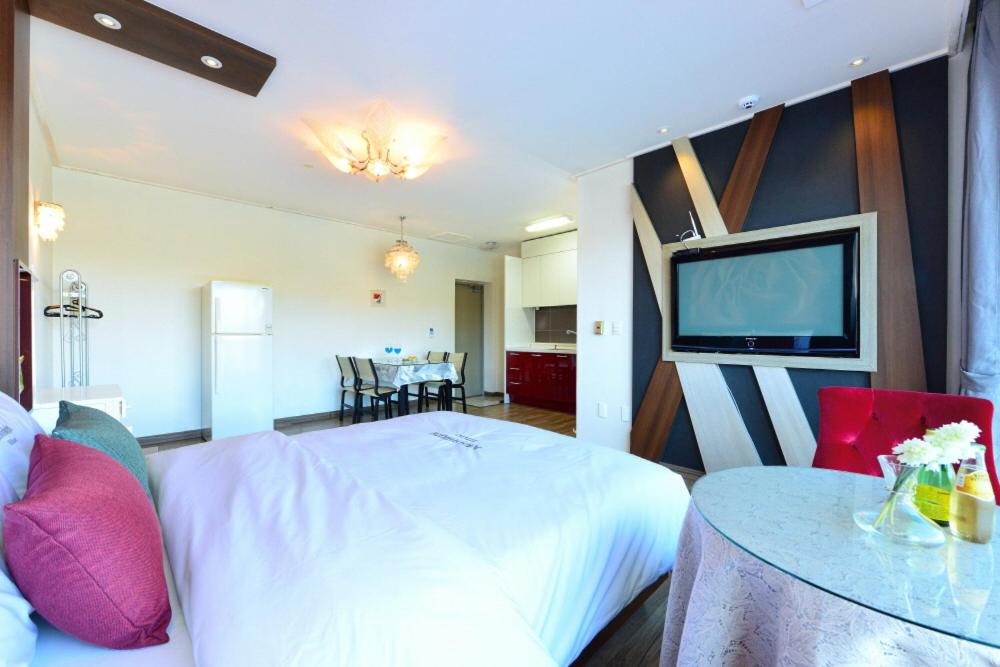 Moonlight Blue Pension - Studio